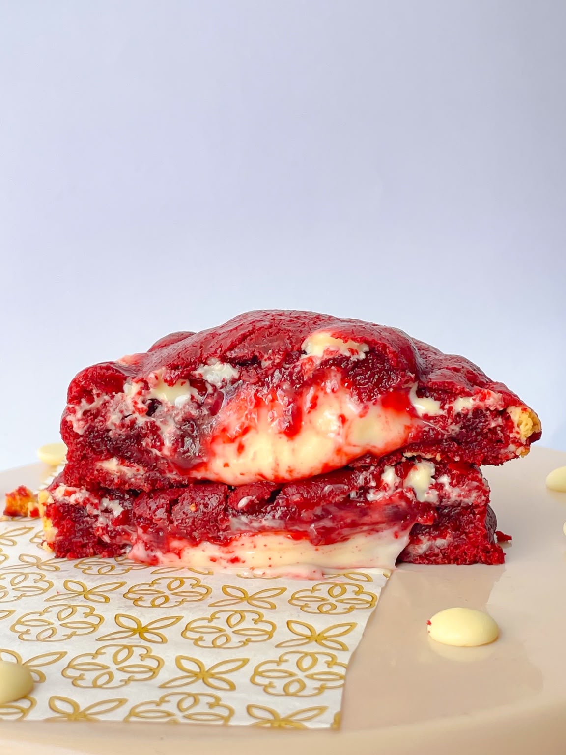 Cookie Red Velvet da Cookeria partido ao meio mostrando o recheio claro