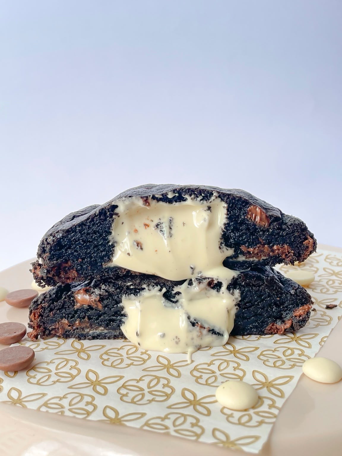 Cookie de massa escura da Cookeria com gotas de chocolate e recheio claro
